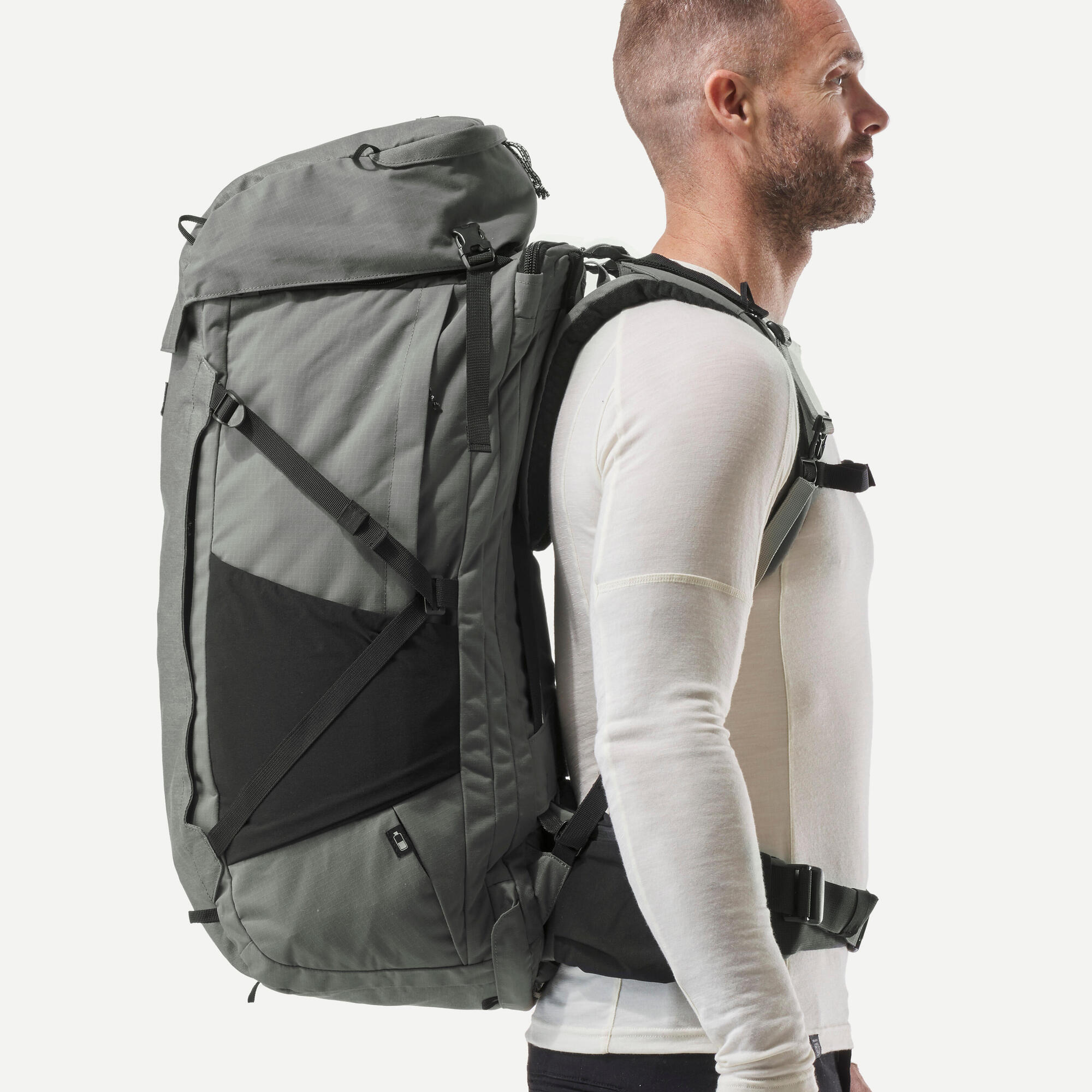 Forclaz Men's Travel 900 70+6L Backpacking Pack - Image 3